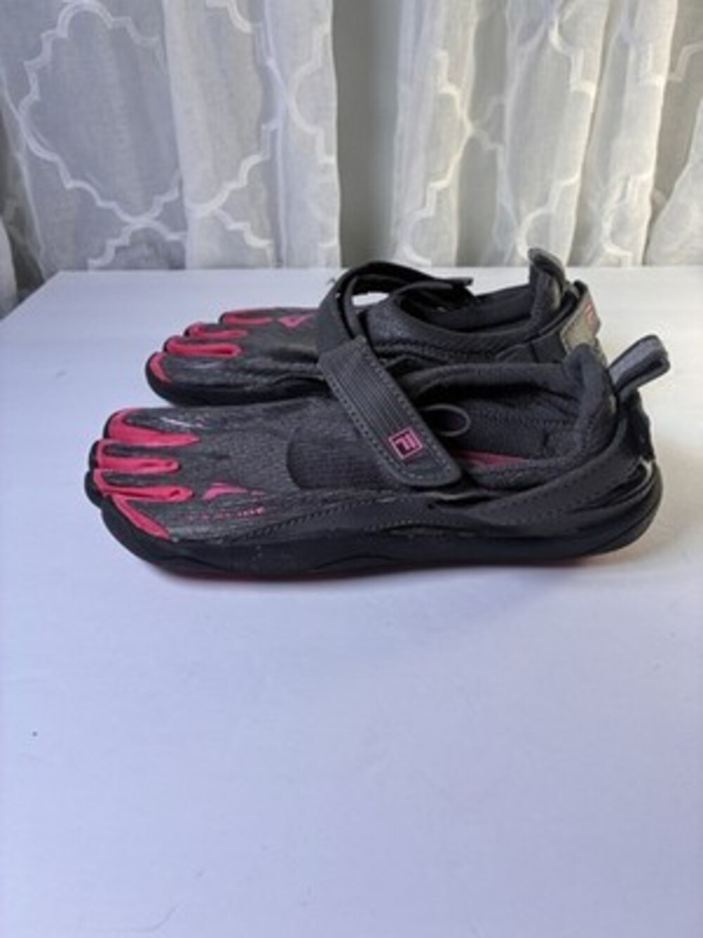 Fila EZ Slide Skele-Toes water shoes Women’s Size 6 Black And Pink